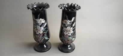 Paire de vases en opaline à décor en plein...