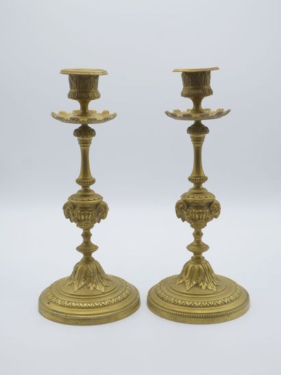 Paire de chandeliers en bronze doré et ciselé.

Fût...