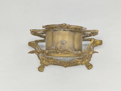 Deux petites pendulettes en laiton et métal...