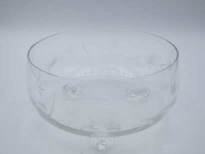 Présentoir / Coupe en cristal reposant sur...