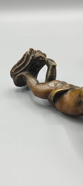Deux éléments décoratifs figurant des angelots.

L'un...