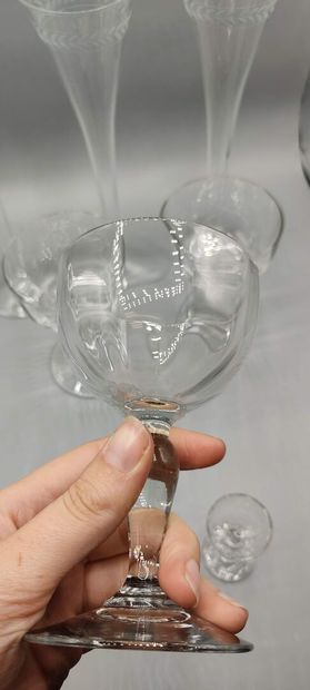 Service de verre à pieds en cristal.

Il...