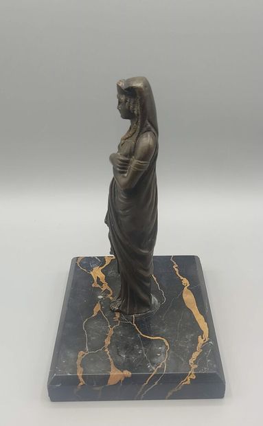 Sujet en bronze représentant une Égyptienne.

Socle...