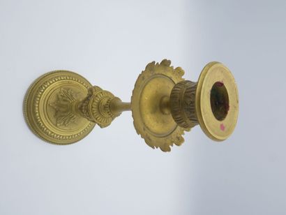 Paire de chandeliers en bronze doré et ciselé.

Fût...
