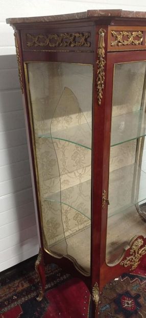 Vitrine à hauteur d'appui en acajou et placage...