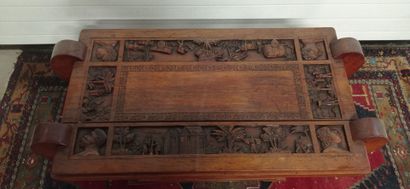 Table-basse en bois naturel.

Le plateau...