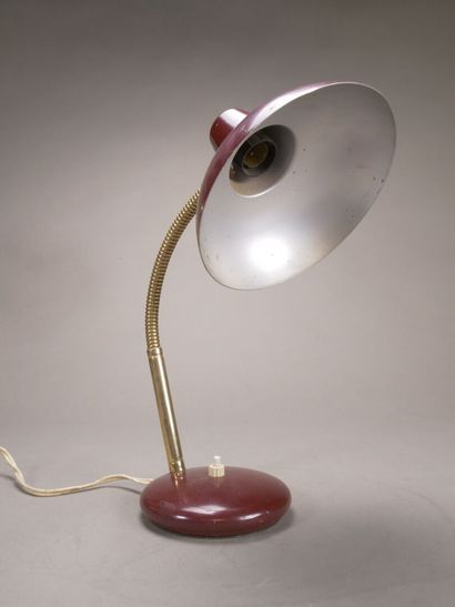 Réunion de trois lampes de bureau comprenant:

-...