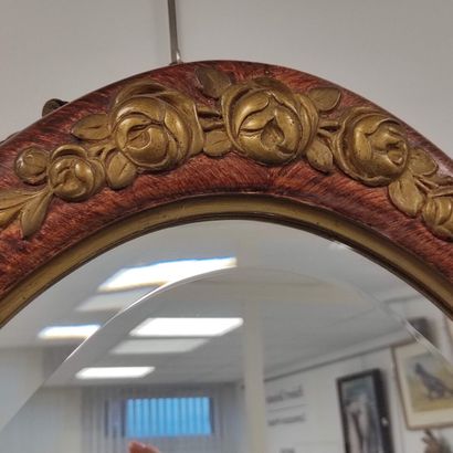 Miroir de forme oblongue patinée façon bois.

Décor...