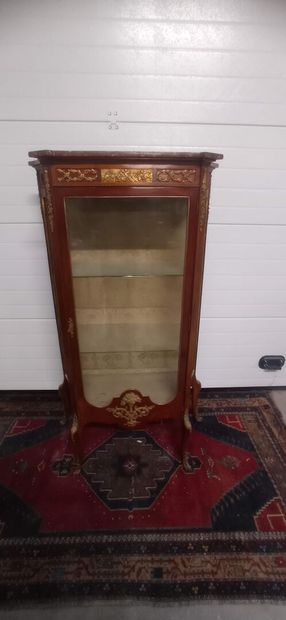 Vitrine à hauteur d'appui en acajou et placage...