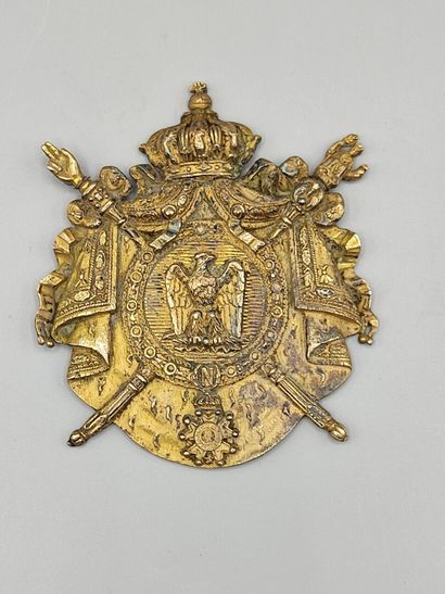 Plaque en métal doré à décor en plein des...