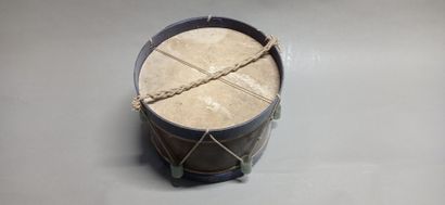 Tambour cerclé de métal et de bois peint...