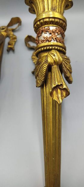 Suite de trois appliques en bronze doré et...