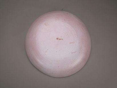 Plat en céramique émaillée sur fond rose...