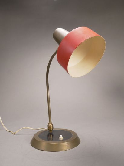 Réunion de trois lampes de bureau comprenant:

-...