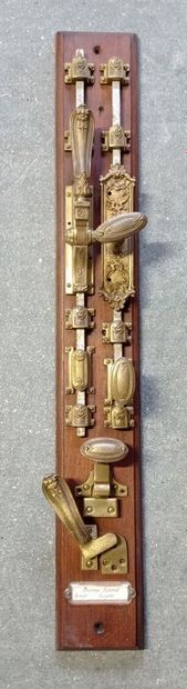 Crémones en bronze ciselé.

Sur un socle...