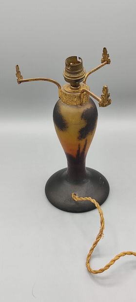 Pied de lampe en verre marmoréen à décor...