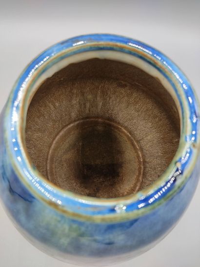 Desvres

Vase piriforme en grès émaillé bleu.

Cachet...