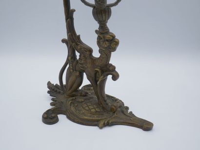 Pied de lampe en bronze à décor d'un griffon.

Fin...