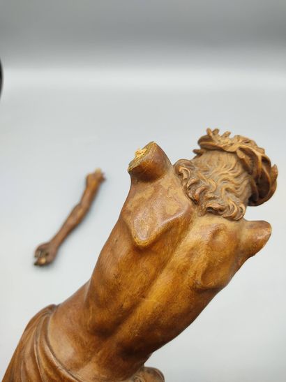 Christ en bois sculpté.

Manques et accidents.

XVIIIè...