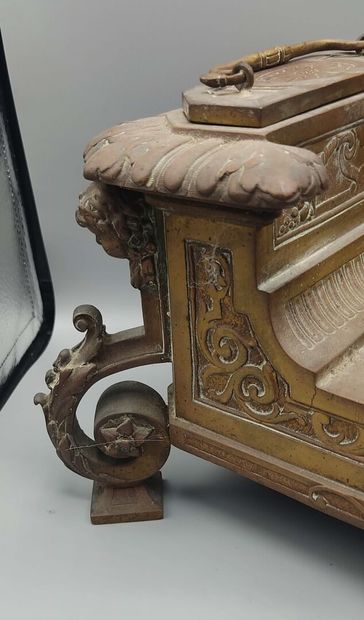 Encrier en bronze patiné à décor d'une tête...