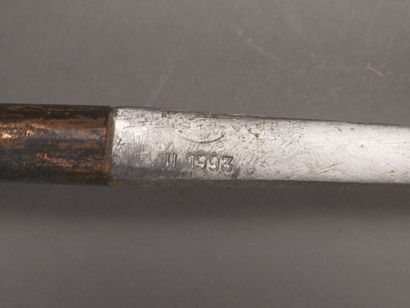 Canne épée, pommeau façon ivoire figurant...