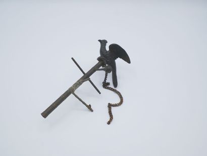 Pied de lampe en bronze à décor d'un griffon.

Fin...