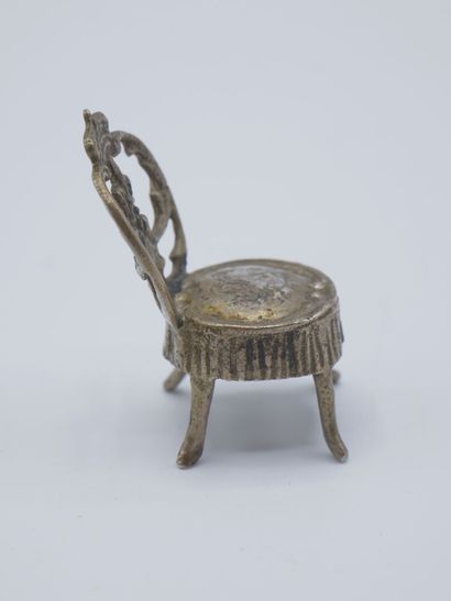 Fauteuil miniature en argent au dossier avec...