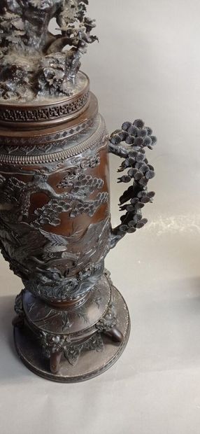 JAPON.

Paire de vases couverts en métal...