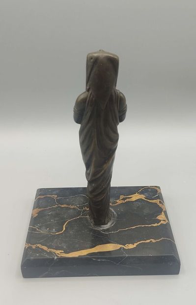 Sujet en bronze représentant une Égyptienne.

Socle...