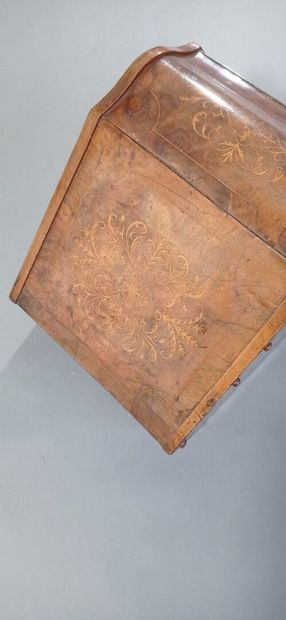 Charbonnière en noyer et placage de noyer.

Elle...
