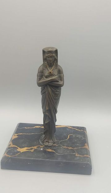 Sujet en bronze représentant une Égyptienne.

Socle...