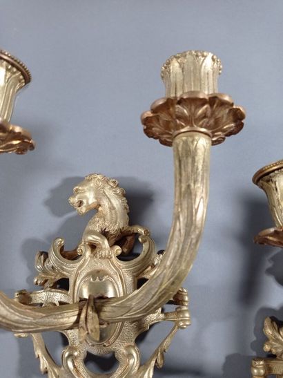 Paire d'appliques en bronze doré et ciselé...