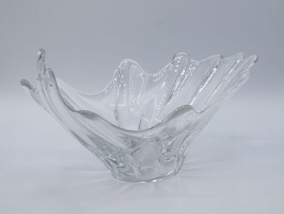 Coupe navicelle en cristal de DAUM .

Signature...