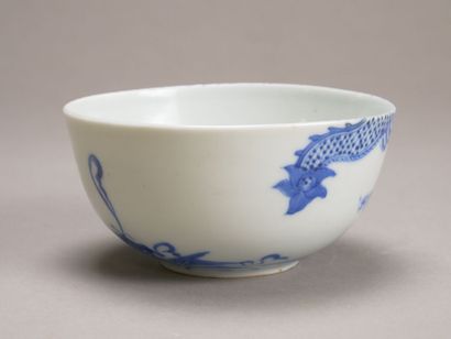CHINE

Bol en porcelaine à décor de dragons.

Marque...