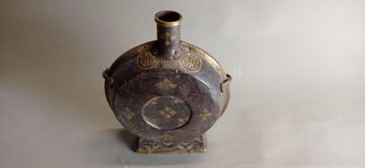 CHINE.

Curieuse gourde en métal patiné et...