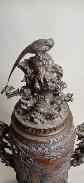 JAPON.

Paire de vases couverts en métal...