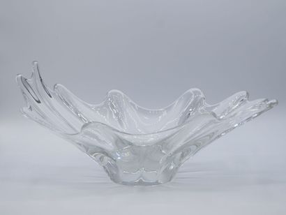 Coupe navicelle en cristal de DAUM .

Signature...