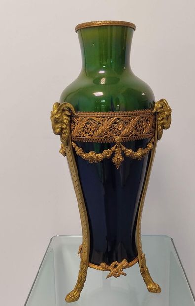 Important vase en faïence bleue et verte,...