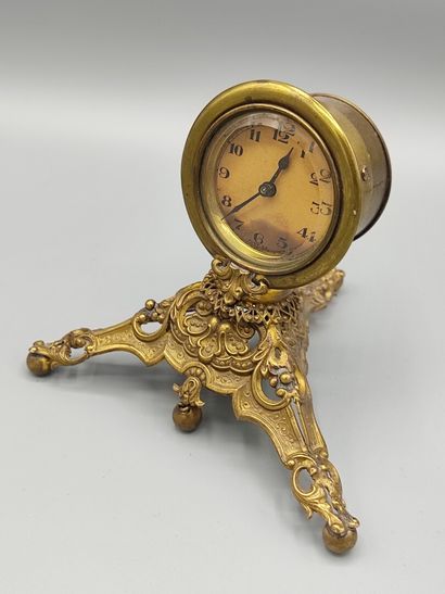 Deux petites pendulettes en laiton et métal...