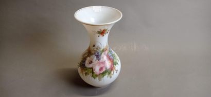 Vase en opaline a décor en plein de motifs...