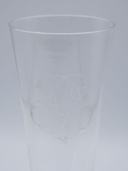 21 flutes en cristal monogrammées 