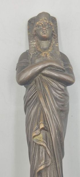 Sujet en bronze représentant une Égyptienne.

Socle...