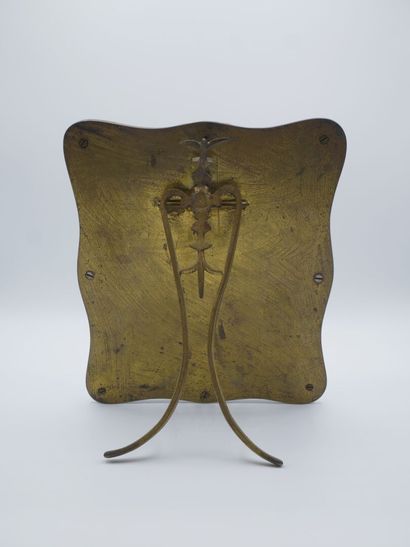 Petit miroir sur pied.

Entourage en bronze...