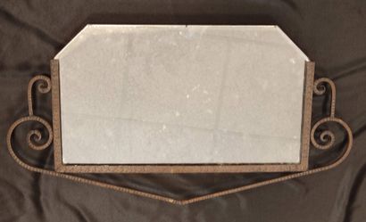 Miroir en fer forgé et patiné de forme rectangulaire.

Vers...