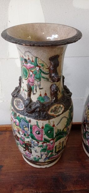 NANKIN.

Paire de vases balustre en céramique...