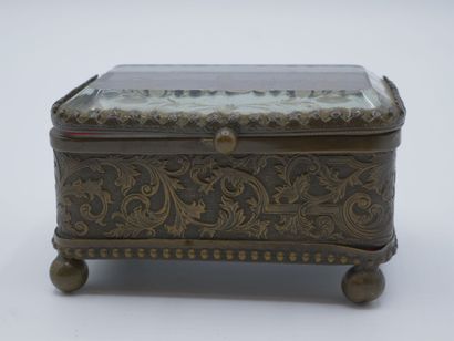 Boîte à bijou en métal patiné.

Dessus de...