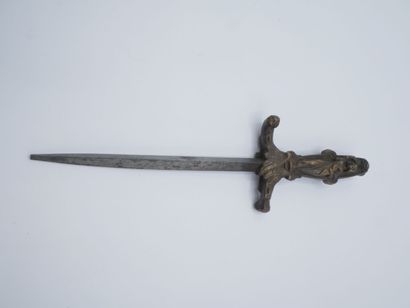 Dague de vertu.

Manche en bronze à décor...