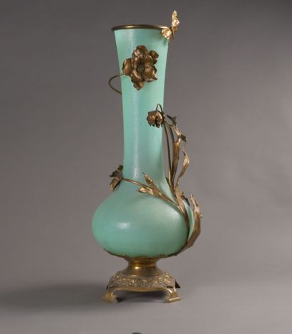 Important vase balustre en verre givré vert.

Monture...