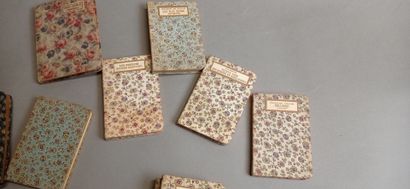 12 petits livres contenant des recueils de...