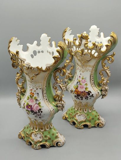 Paire de vases de forme évasée en porcelaine...
